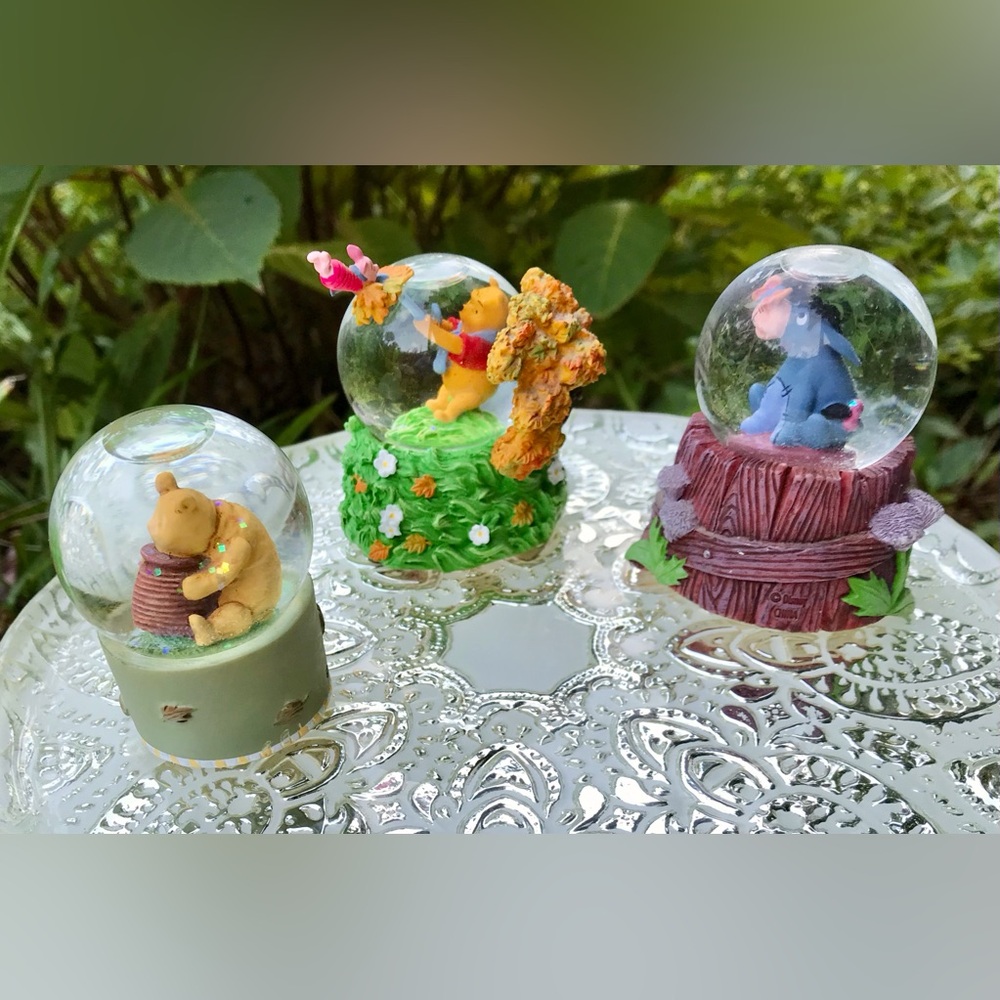 DISNEY Winnie The Pooh Tigger Piglet Eeyore Snowglobe Glitter Glass Snow Dome